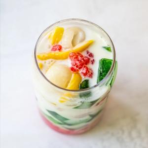 In the bottom of a cup, place the water chestnut pearls, then add the jelly cubes and various diced fruits, and finally pour in the coconut milk. Chill in the refrigerator for a while. It tastes great! (*๓´╰╯`๓)