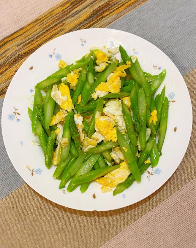 Fresh and Light Asparagus Stir-fried Eggs