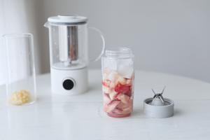 Cut the peach flesh into small pieces, add ice cubes, and the brewed tea, then place into a blender.