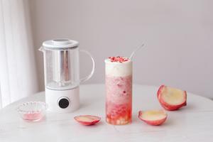 Finally, garnish with some cute bubble pearls or freeze-dried strawberry pieces. A cup of delightful and refreshing peach bubble drink is quickly completed! You absolutely must try this this summer!