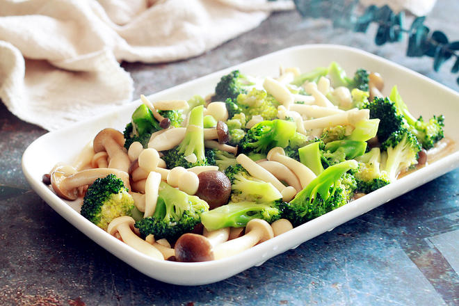 Refreshing! Garlic Broccoli Stir-Fried with Fresh Mushrooms