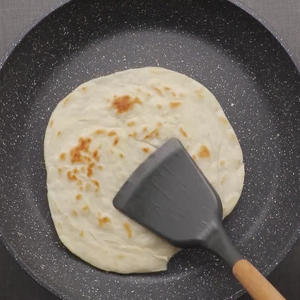 Pour oil into the pan, place the flattened pancake in, and cook until both sides are golden brown. A crispier pancake is tastier.