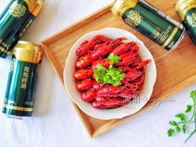 The Perfect Summer: Enjoying Beer and Spicy Crayfish