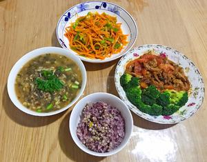 D3 Lunch: Tomato beef with broccoli + Shredded green pepper and carrot + Spiced powder soup + Whole grain rice #BabyDad's cooking#