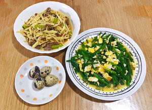 D5 Dinner: Stir-fried three-shreds (beef, bamboo shoots, green pepper) + Stir-fried eggs with chive + Quail eggs #BabyDad's cooking# I intended to cook tonight, but...I ended up hurting myself while chopping.