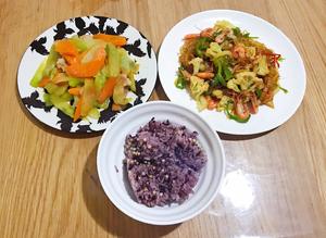 D7 Lunch: River shrimp with vermicelli + Sliced cucumber with meat + Whole grain rice I made two small dishes myself.