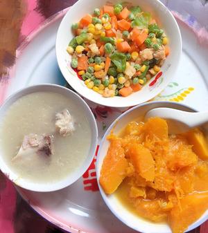 August 18: From the baby's grandmother's skills: Bone broth + Stir-fried red pumpkin + Sweet corn with shrimp.