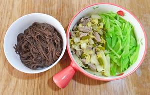 October 31: Blood sugar was found to be high in mid-October, working hard to control it... Buckwheat noodles 60g + Cold tossed cucumber 100g + Cabbage with garlic shoots and lean meat (100g + 60g)