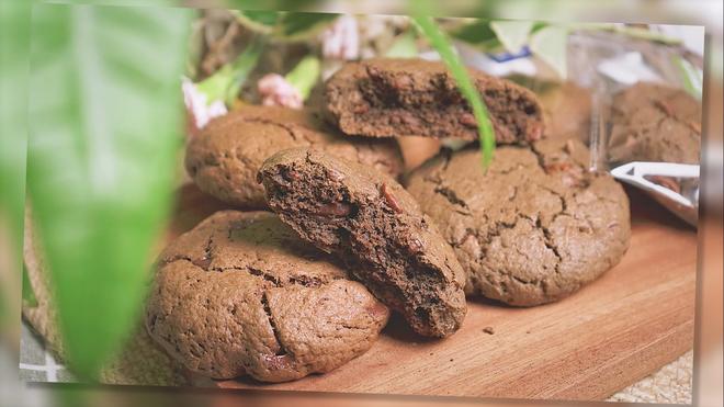 The Joy of Late-Night Baking: One Person's Freedom, Two People's Sweetness