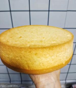 Prepare a chiffon cake base of 8 inches in advance. I made this one just this afternoon. I’ve also documented how to make chiffon cake in a previous recipe, so I won't go into that here.