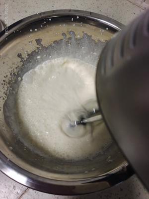 Pour the cream into a bowl that is free of water and oil, add white sugar, and whip at low speed with an electric mixer.