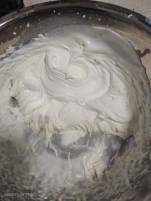 Continue whipping at low speed. You will feel increased resistance, and the markings in the cream will become very clear. After lifting the beater, the cream should form short, upright peaks. This state is suitable for frosting cupcakes, spreading on cakes, and filling cake rolls. This is what you need for cake-making.