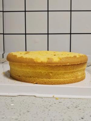 Using a cake slicer to cut the chiffon cake, I cut 4 slices but only used 3. Please ignore the top slice 😂, that’s just the top layer of the cake I peeled off, which actually looked quite good before I did.