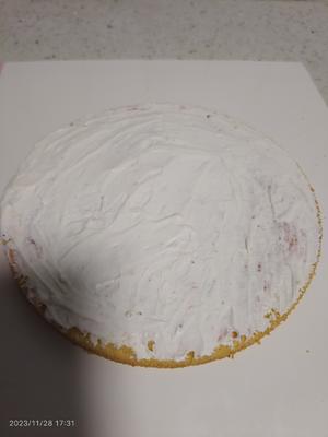 Spread a layer of whipped cream.