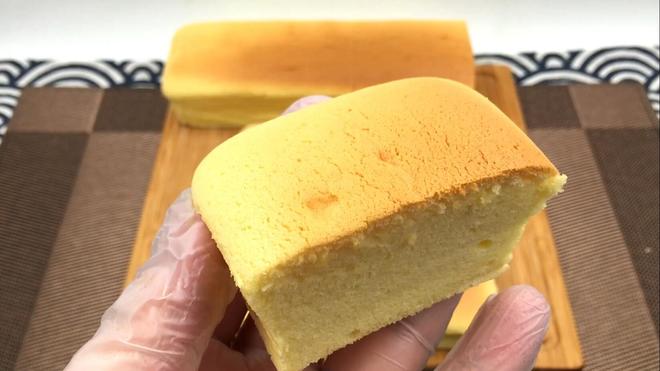 Light Cream Chiffon Cake: Gently break it open and let the silky milk aroma fill the air, exuding an intoxicating sweetness.