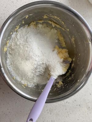 Sift in low-gluten flour and milk powder.