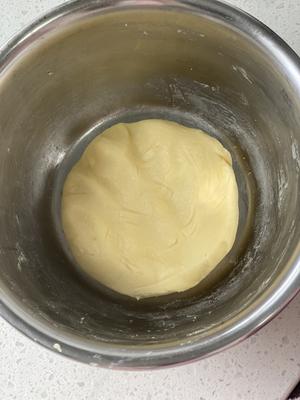 Knead with gloves to form a smooth dough, setting aside 30g of plain dough.