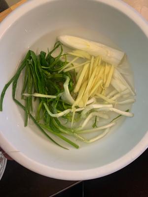 Prepare scallion and ginger water in advance and freeze it.