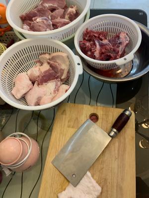 Prepare the meat by cutting it into cubes; some should be finely minced using a blender.