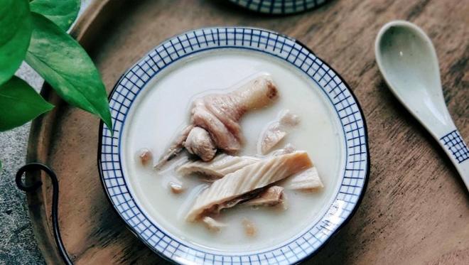 Pepper Pig Stomach Chicken Soup: Secrets to Achieving a Milky Broth