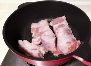 Cut pork neck into 3 pieces along the grain, placing the fatty side down in the pan. Start with low heat to render the fat and change the color. ⚠️ (Keep heat on low to medium throughout.)