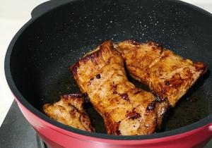 Use a spoon to press the meat down while moving it in the pan, allowing it to soak up the flavorful sauce.