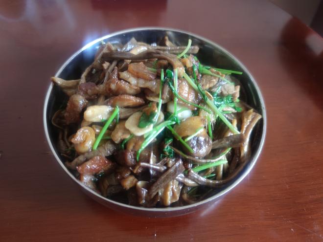 Easy and Delicious Home-style Stir-fried Pork Belly with Deer Horn Mushrooms