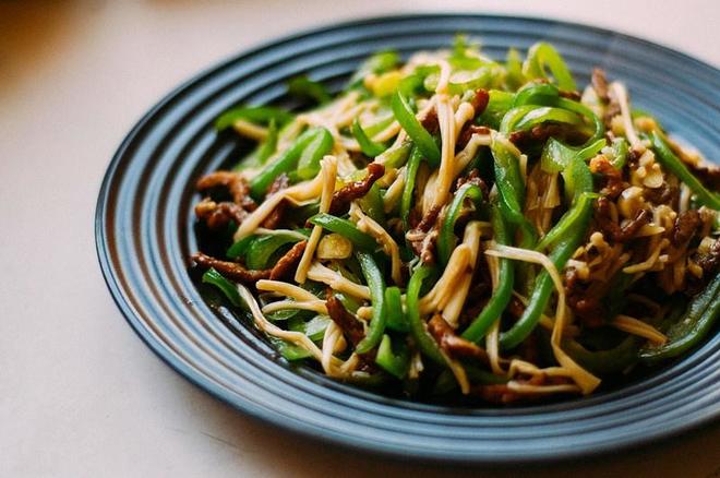 Stir-Fried Enoki Mushrooms with Green Peppers and Pork