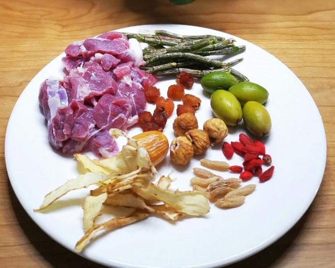 Spring Nourishing Soup for Children: Dendrobium, Olive, and Yam with Lean Pork