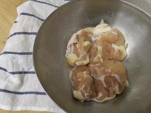 Marinate the chicken thighs with a pinch of salt and pepper for 15 minutes. (If you think the quality of the chicken is good enough, you can skip steps 1-2 and cook the raw chicken directly.)