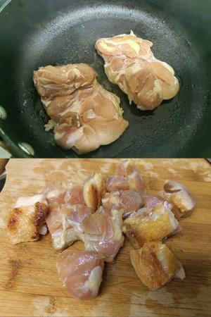 In a dry pan with the skin side down, sauté the chicken until the skin turns golden and crispy. Remove and cut into pieces. (Do not wash the pan.)