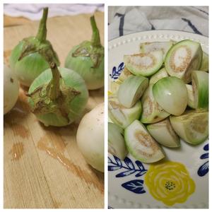 Wash the small Thai eggplants, remove the stems, and cut them into quarters.