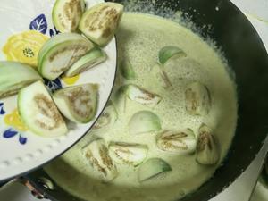 After mixing the curry and coconut milk well, add the cut eggplants.