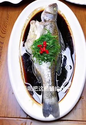 For the steamed bass, place the fish in a steamer, using ginger and scallions under the fish. After steaming, arrange it on a plate. Heat the fish sauce until boiling and pour it over the fish! Garnish with scallions and red chili segments, then pour some hot oil over the garnishes!