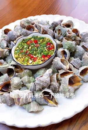 For the sea snail, cook it in water with ginger and cooking wine for about three minutes for smaller ones! Prepare a dipping sauce with coriander, chili, garlic, and a splash of boiled juice!