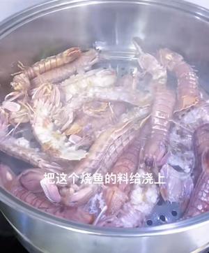 For steamed mantis shrimp, add ginger and scallions while steaming.