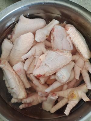 Break the chicken feet apart, and cut the chicken wings before soaking them in cold water to remove blood. You can change the water during soaking; soak them for as long as you are preparing the ingredients.