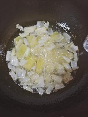 Heat 100 grams of the oil and stir-fry the scallion, ginger, and garlic until fragrant.