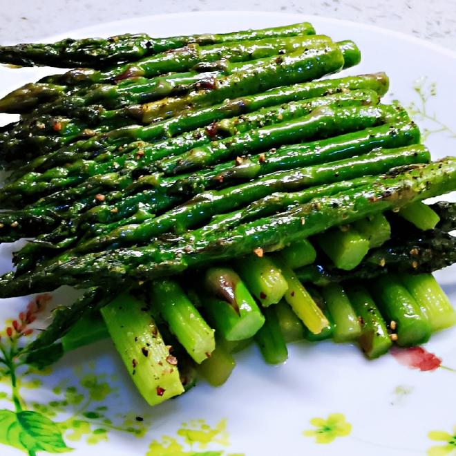 Black Pepper Pan-Fried Asparagus (Beginner’s Blanched Version) - Perfect Pairing with Steak