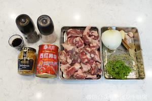 Use beef brisket with a bit more fat for better flavor. I used canned diced tomatoes from Xinjiang, which are of excellent quality. Fresh mint, parsley, and thyme can add an exotic touch to this dish; if you have them on hand, use them; otherwise, dried herbs can be a substitute or simply omit.