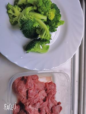 Prepare your ingredients: Slice the beef tenderloin (ask your butcher to do it), gently pound with a meat mallet. Marinate with salt, sugar, and black pepper for half an hour in the fridge. Add half a spoon of cornstarch and mix well. Pan-fry until both sides are cooked and slightly crispy. Blanch the broccoli in boiling salted water with a bit of oil for 2-3 minutes to keep it vibrant. Drizzle with store-bought black pepper sauce.