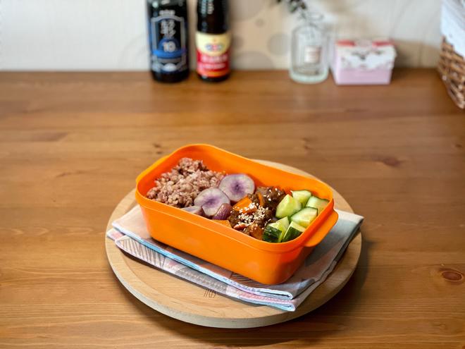 Stir-fried Beef and Onion Quinoa Lunchbox