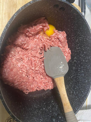 Step 2: Combine ingredients 1, 2, and 3, and whisk until well mixed. Taste and adjust the seasoning to your liking. You can marinate overnight for more flavor. When grilling, line the baking tray with parchment paper, shape the mixture into small balls, and bake at high heat until both sides are crispy—about 8 minutes on one side and 5-8 minutes on the other. Let sit for five minutes before serving.