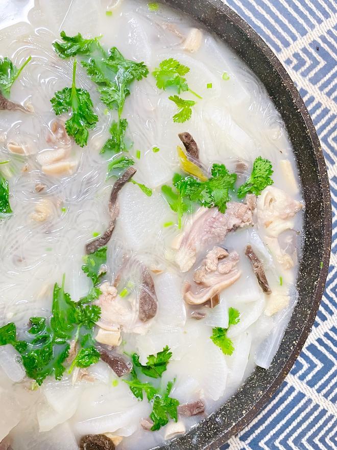 Creamy White Lamb Head Meat and Offal Soup with Radish and Vermicelli