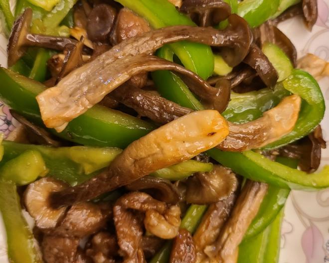 Delicious Quick Stir-Fried Deer Antler Mushrooms with Pork Strips and Green Peppers