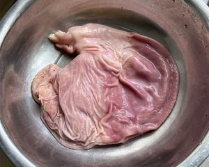 Rub the pork tripe inside and out with a suitable amount of cooking wine and flour, then rinse it thoroughly.