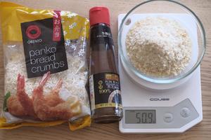 On the left is bread crumbs; choose coarser, flaky ones, avoiding fine and hard particles. In the middle is sesame oil, which can also be replaced with vegetable oil, although sesame oil adds more flavor. Measure out the bread crumbs.