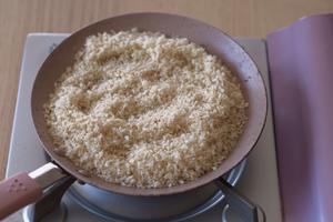 Place it in a frying pan on low heat, flipping occasionally for about ten seconds until all breadcrumbs are golden. Meanwhile, preheat the oven to 220°C (about 428°F), as most ovens need 15-20 minutes to reach the desired temperature.