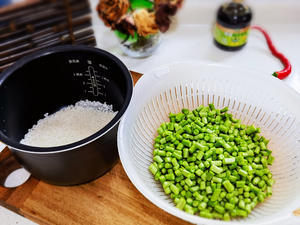 Wash the cowpeas and cut them into small pieces. Rinse the rice and set aside.