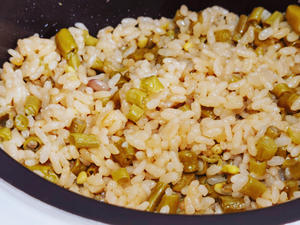 Mix well. The fragrant braised rice with cowpeas is ready.